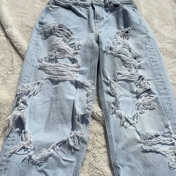 American Eagle Light Wash Distressed Mom Jeans | Size 0 | Y2K Grunge Vibes - Picture 4 of 9